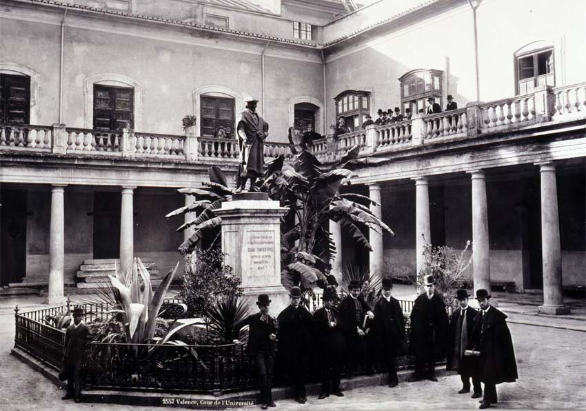 Foto antiga de l'estatua Joan Lluís Vives i gent al voltant